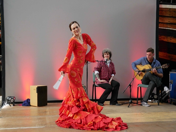 FlamenCorazón mit Gundula König (Tanz), Anabel Balcana (Gesang, Cajón) und Anton Graefe (Gitarre)